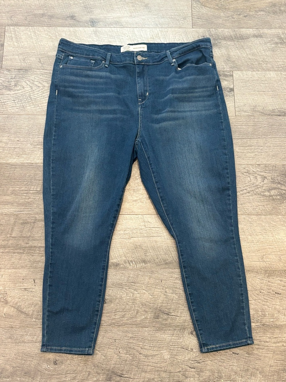 Signature by Levi Strauss & Co. Womenโs Plus Size 20 Mid-Rise Skinny Jeans